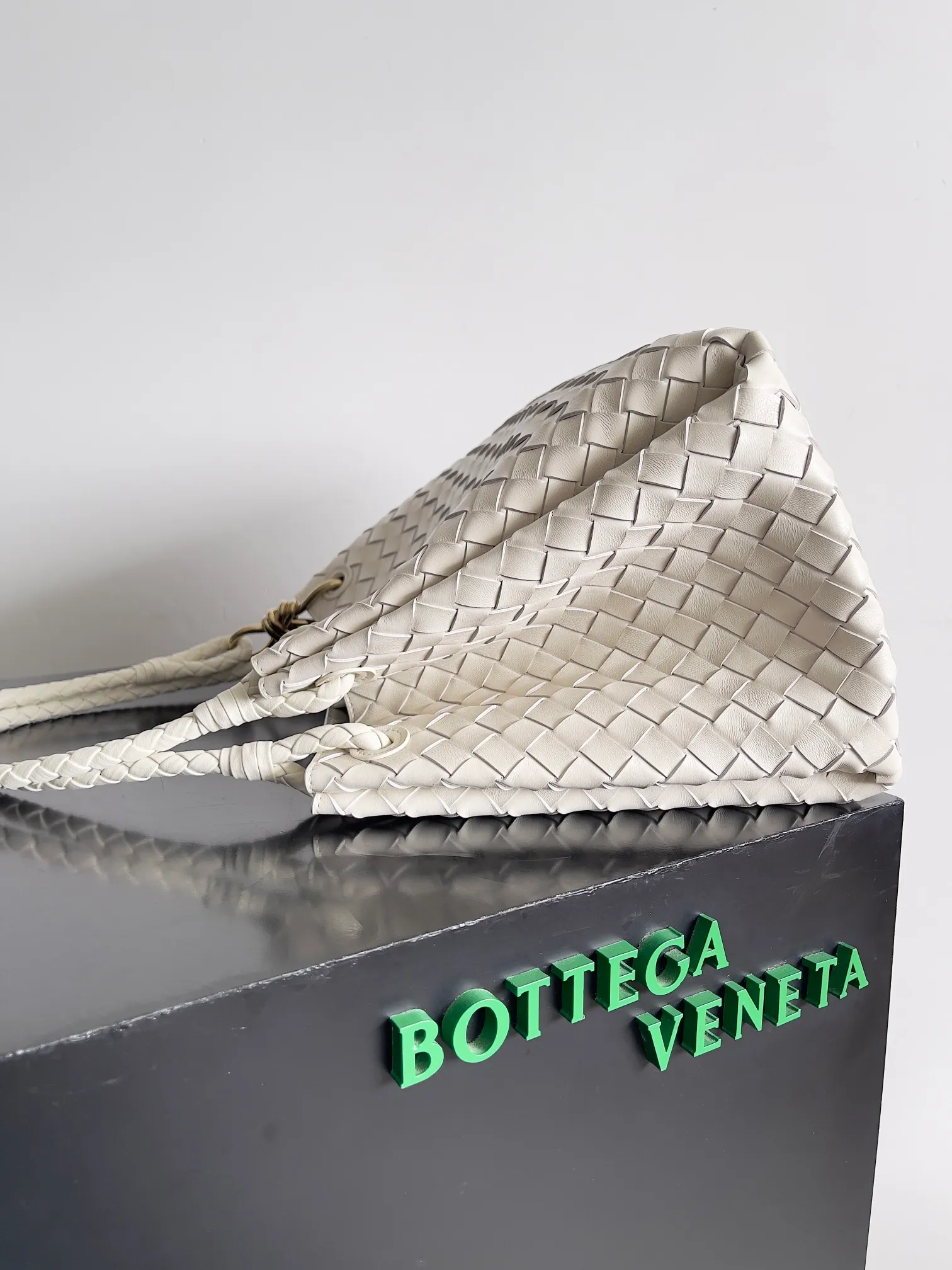 Batch 2660 24 early autumn new model Andiamo Parachute is made of a whole piece of woven leather. It is processed by folding stitching at the four corners. # Craftsmanship and creativity. The large size is atmospheric and practical. One of the must-selects for BV. It has a large space, can hold a computer, the shoulder strap is thick, and the upper shoulder is very comfortable. The large parachute can be carried on the body and can be carried on the body. The upper body is versatile and cute☺️ Style number: 796571 Size: 30*26*20cm